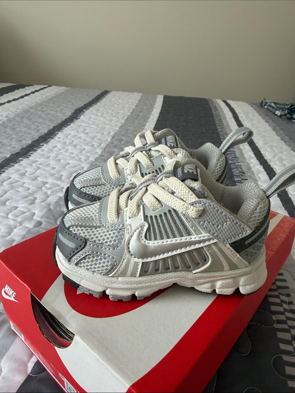 Nike Kids Gray and White Vomero 5 Running Sneakers - Picture 2 of 6